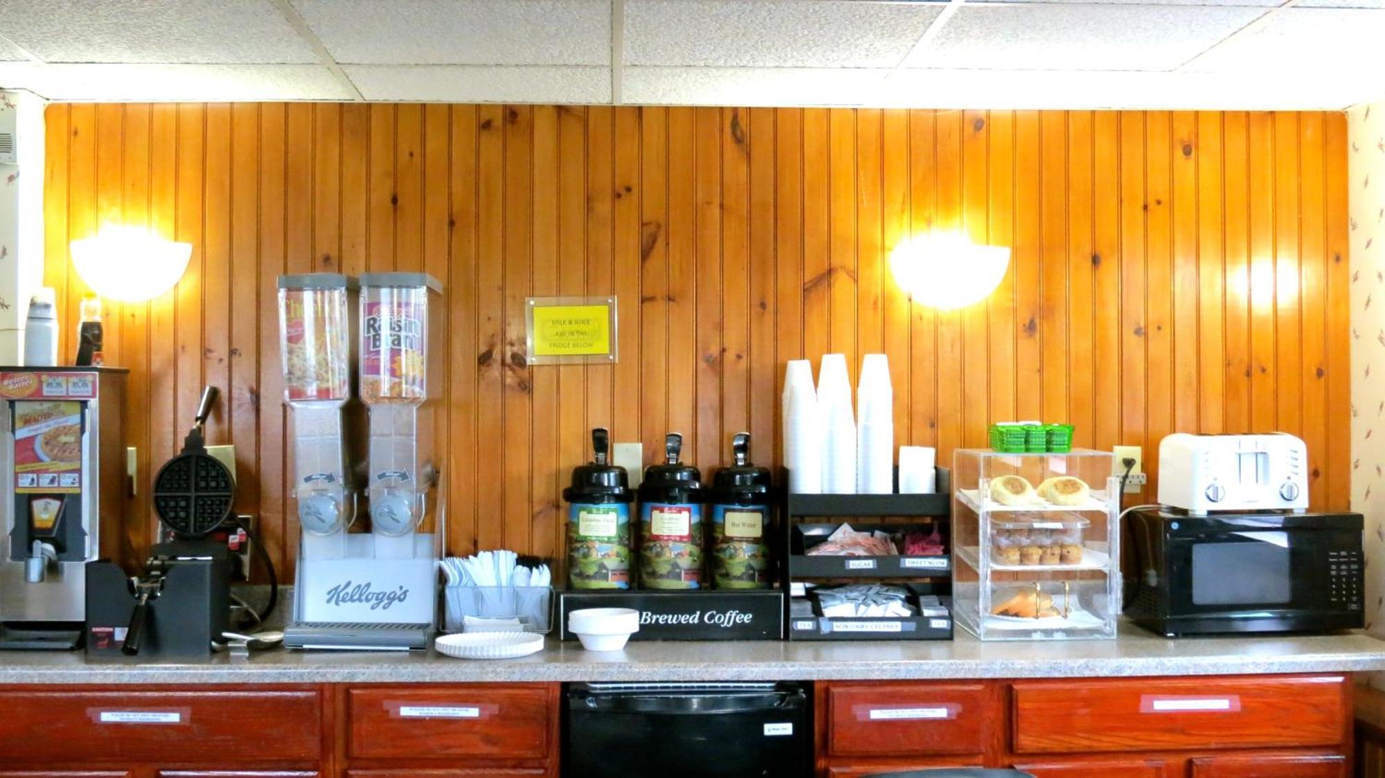 Budget Host Airport Inn Waterville Buitenkant foto