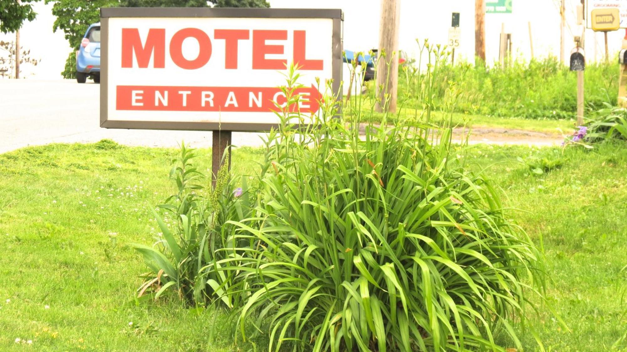 Budget Host Airport Inn Waterville Buitenkant foto